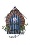 Feen-Tür mit rundem Blumenfenster und Leiter Five Oaks